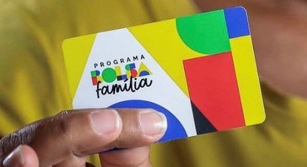 mao-de-pessoa-negra-segura-cartao-do-novo-bolsa-familia-17082023161433355