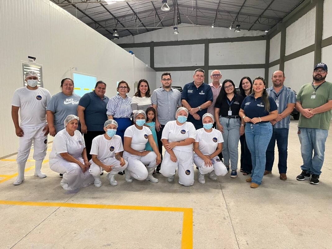 Presidente da Adaf, José Omena, funcionários da Sr. Frios e técnicos da Adaf celebram certificação - Foto: Divulgação / Adaf
