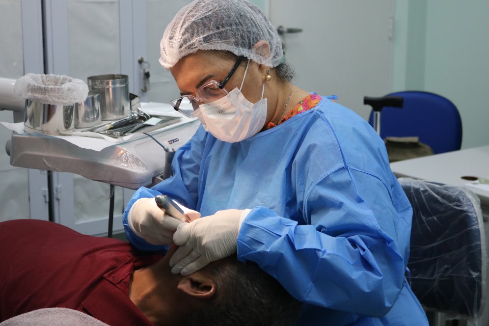 Gerente do serviço de Odontologia da FCecon, cirurgiã-dentista Perla Assayag, destaca os cuidados com o câncer de boca - Foto: Laís Pompeu / FCecon
