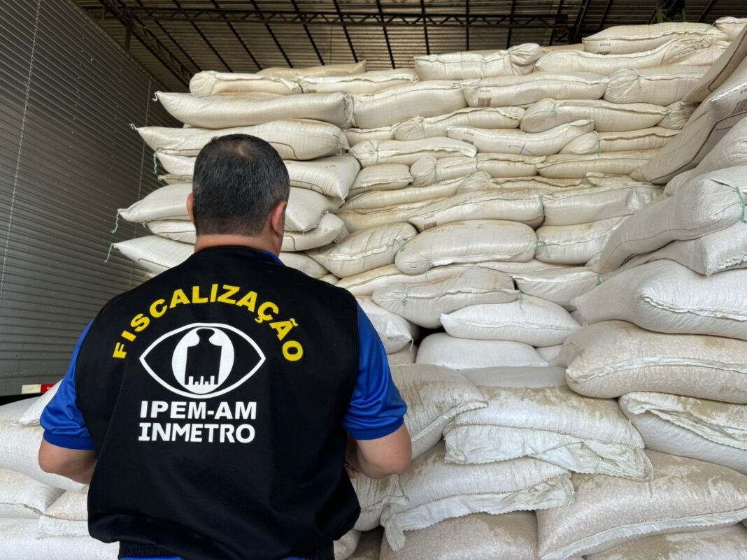Durante a operação “Grandes Massas”, o departamento de pré-medidos do instituto coletou amostras de ração animal e suplementos minerais e submeteram os produtos a ensaios em laboratório - Foto: Jeane Glay / Ipem-AM