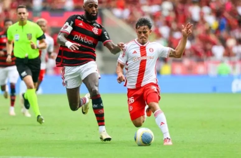 Foto: Ricardo Duarte / Internacional - Legenda: Gerson e Bernabei disputam a bola durante o duelo entre Flamengo e Internacional / Jogada10