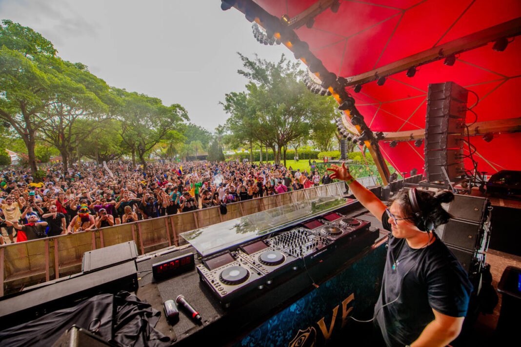Acid Asian no palco Tulip do Tomorrowland Brasil - Foto: Divulgação / Vitória Martins Zane e Ana Luiza Van Hoorn - Das Musik