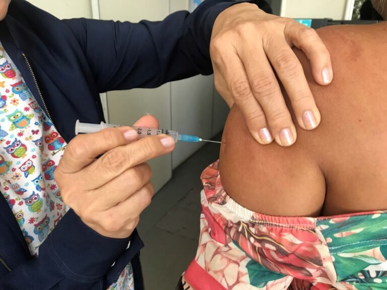 Vacinação é ferramenta para prevenir vírus respiratórios, como o vírus da Covid-19 e da influenza - Foto: Divulgação / FVS-RCP