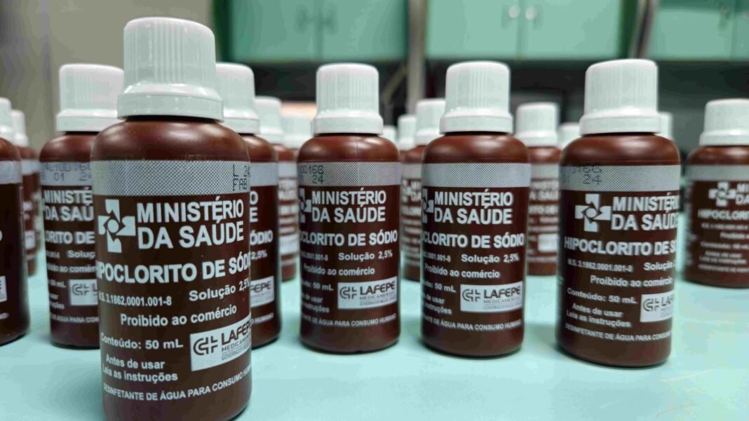Distribuição de hipoclorito é uma das ações de prevenção da FVS-RCP - Foto: Girlene Medeiros / FVS-RCP